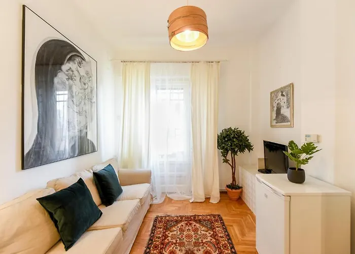 Stay In Style: Central 1Br With Vintage Touches And Balcony