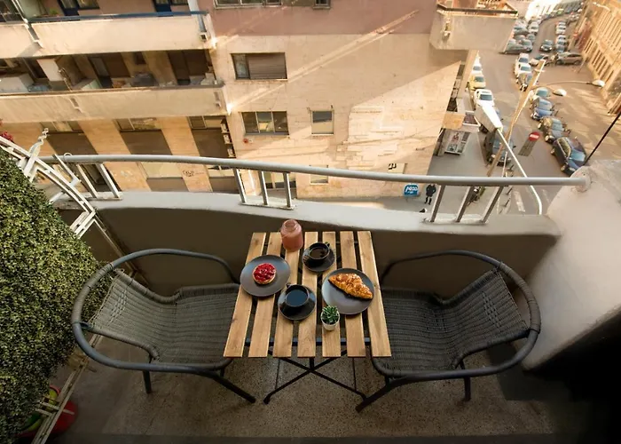 Stay In Style: Central 1Br With Vintage Touches And Balcony