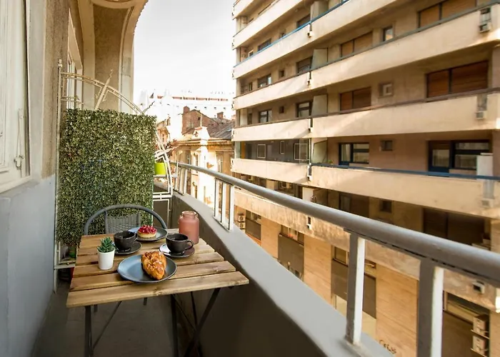 Stay In Style: Central 1Br With Vintage Touches And Balcony