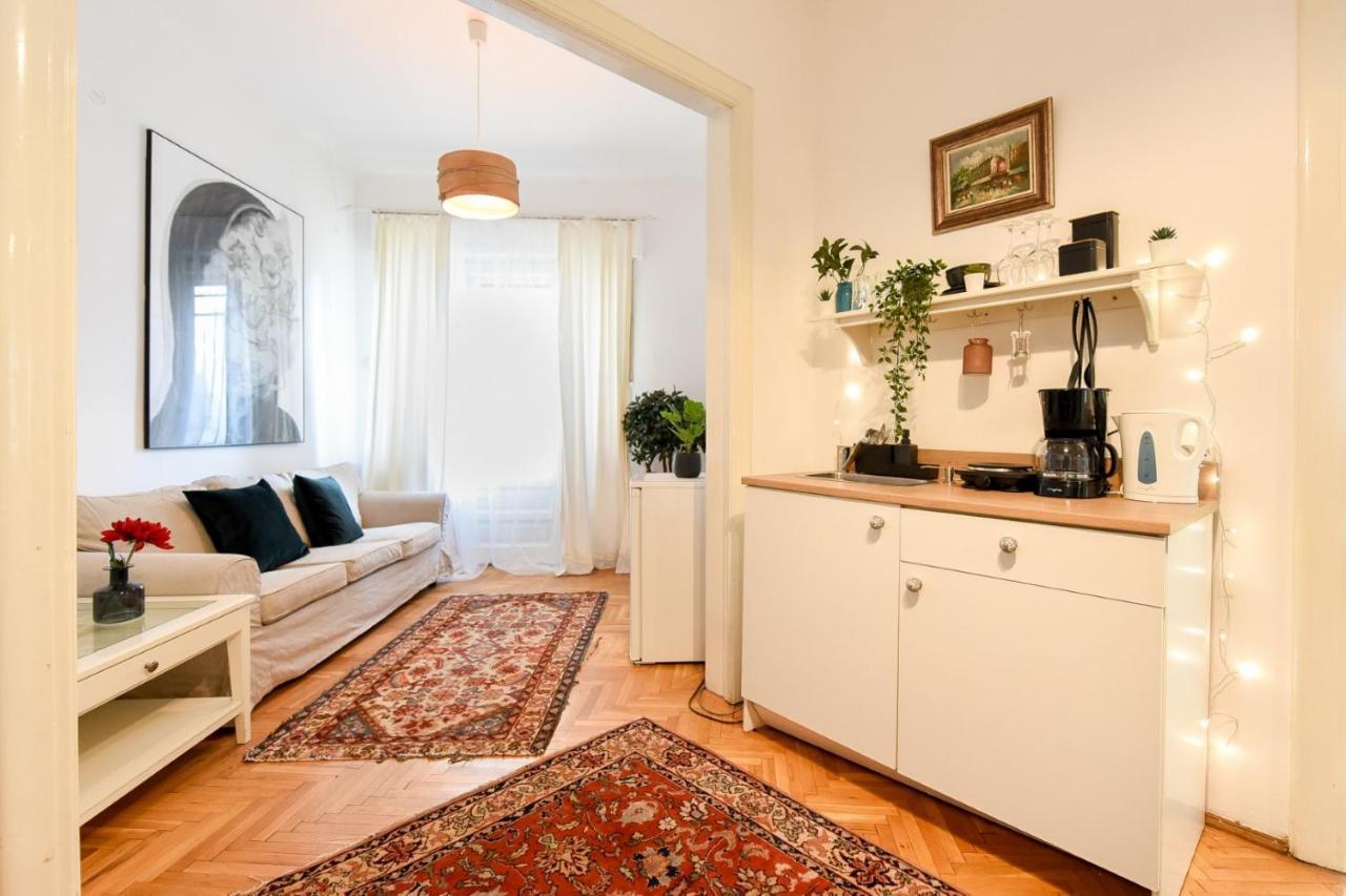 Apartament In Style: 1br With Vintage Touches And Balcony *