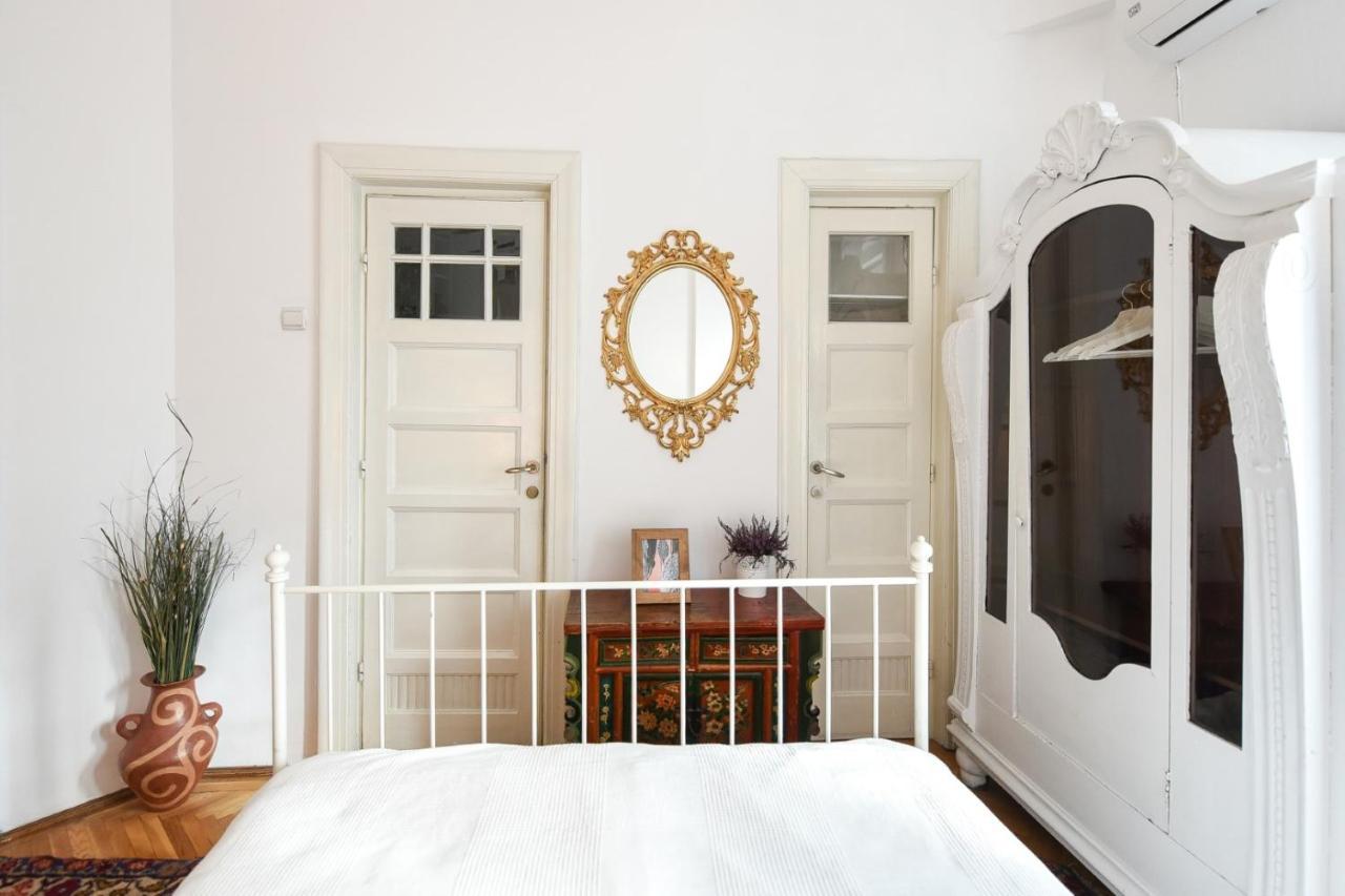 In Style: 1br With Vintage Touches And Balcony Bucureşti