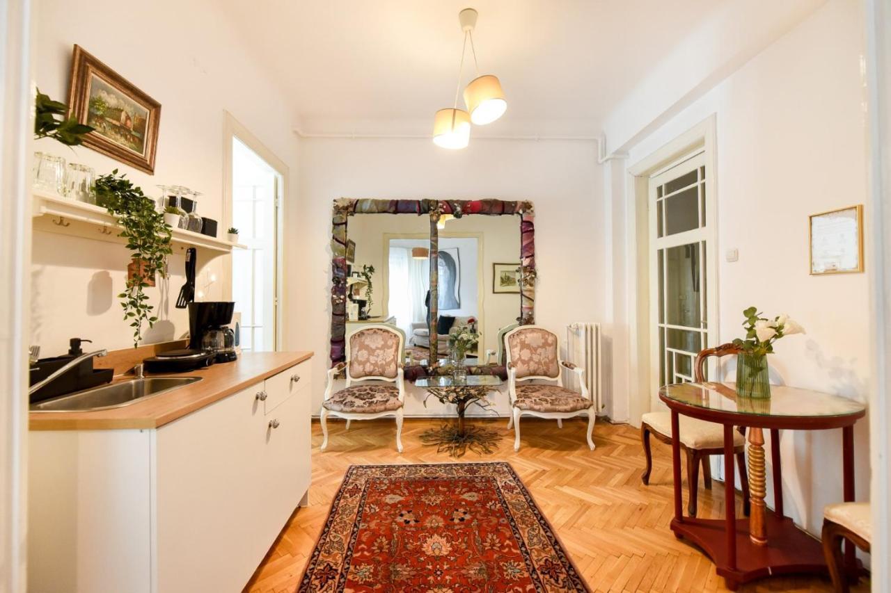 Apartament In Style: 1br With Vintage Touches And Balcony *