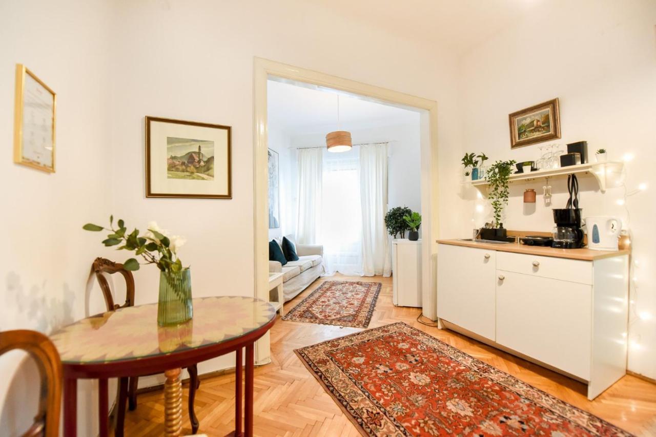 Apartament In Style: 1br With Vintage Touches And Balcony Bucureşti