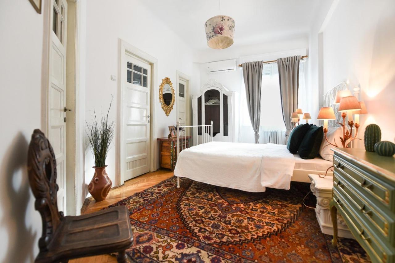 Apartament In Style: 1br With Vintage Touches And Balcony *